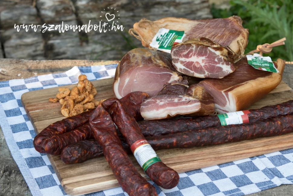 Szalonna és kolbász hagyományosan